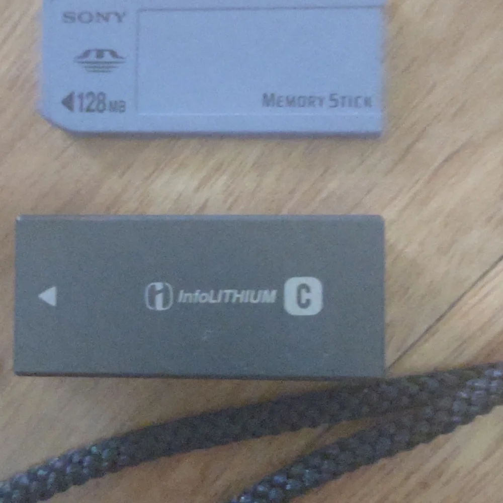 Sony DSC-P9 digital still camera. 4.0 MP - Picture 7 of 12